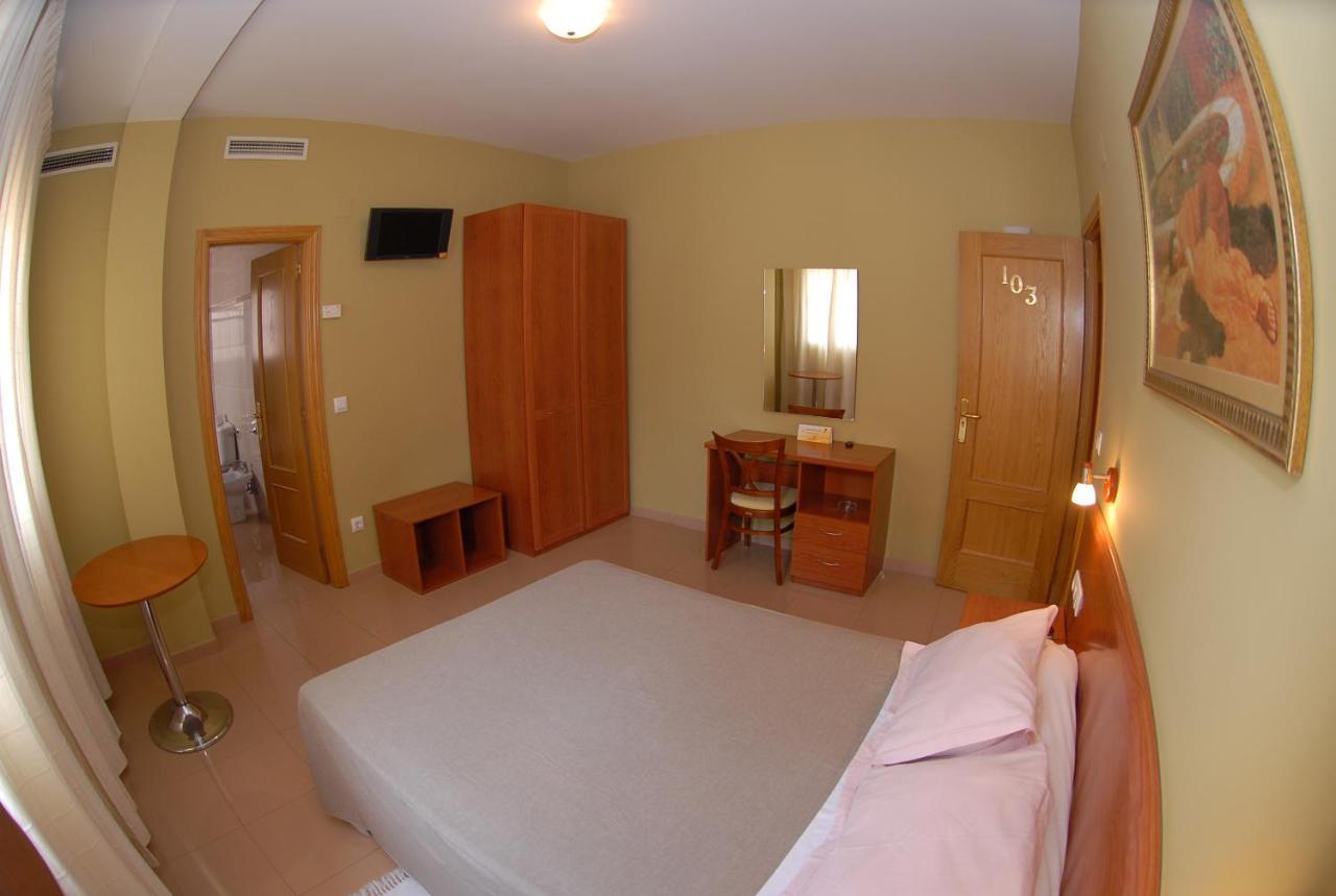 Hotel Dora Пласенсия Экстерьер фото