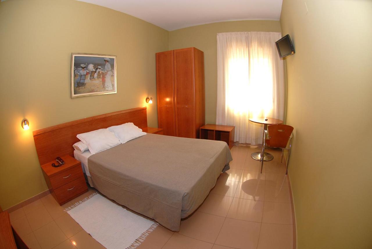 Hotel Dora Пласенсия Экстерьер фото