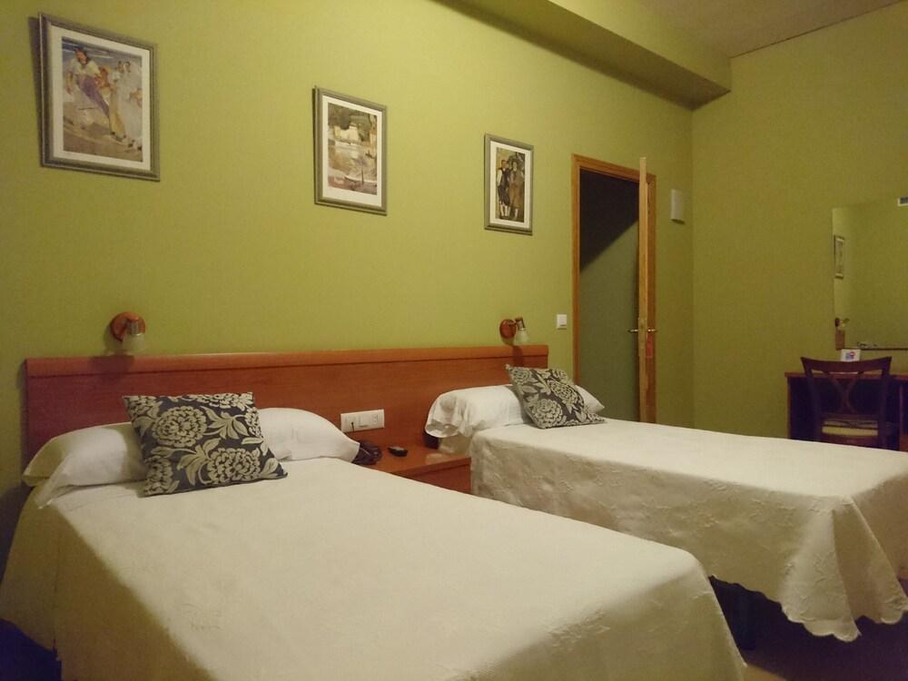 Hotel Dora Пласенсия Экстерьер фото