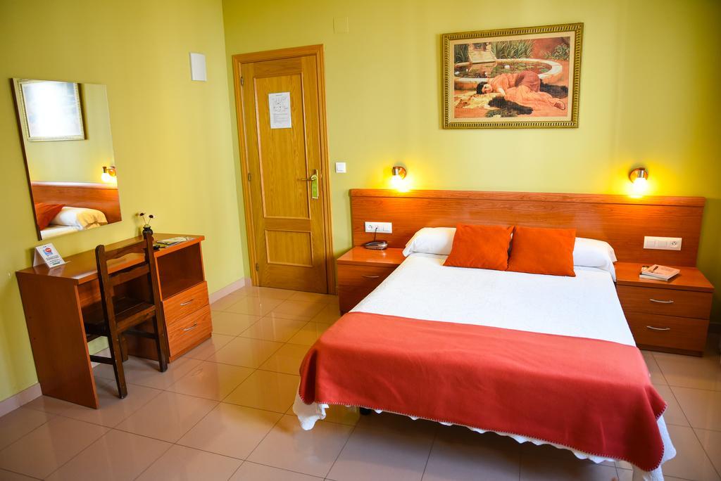 Hotel Dora Пласенсия Экстерьер фото