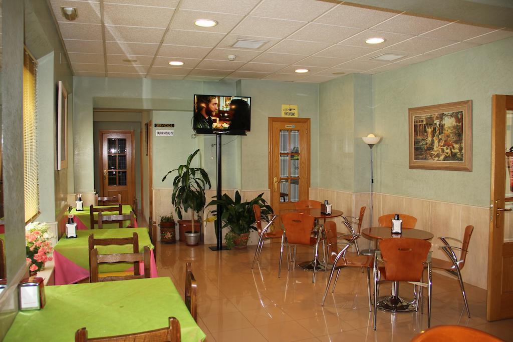 Hotel Dora Пласенсия Экстерьер фото