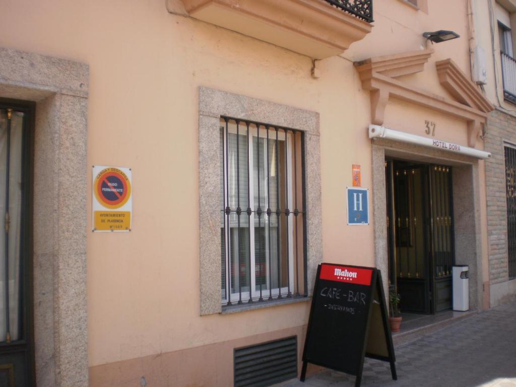 Hotel Dora Пласенсия Экстерьер фото