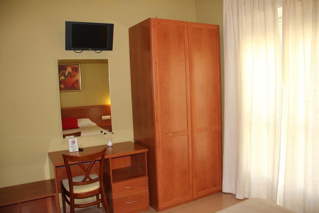 Hotel Dora Пласенсия Экстерьер фото