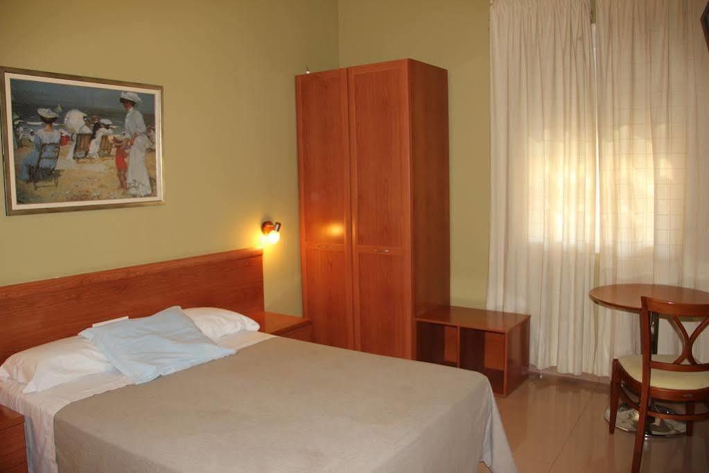 Hotel Dora Пласенсия Экстерьер фото