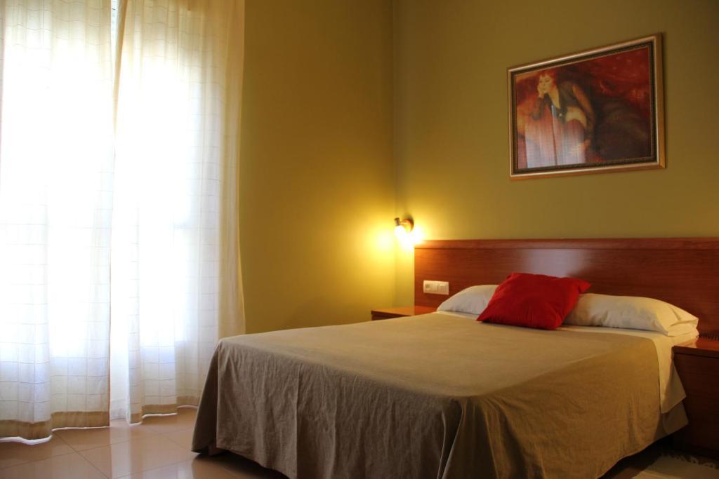 Hotel Dora Пласенсия Экстерьер фото